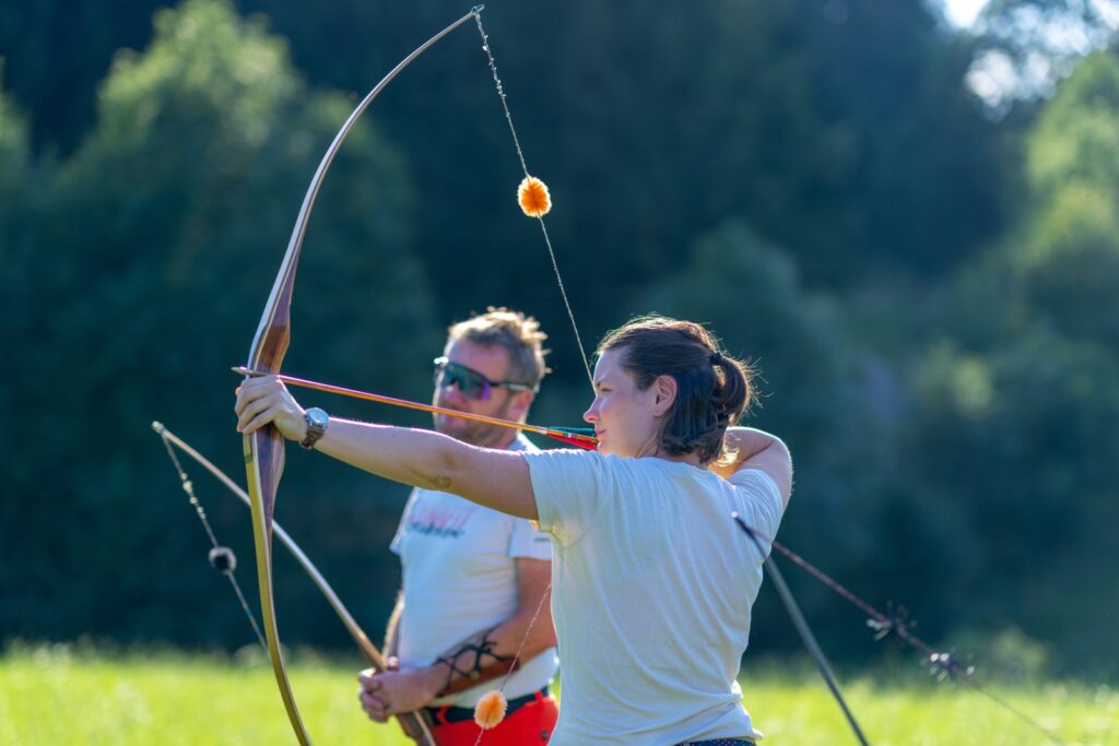 Judit und Herwig beim instinktiven Bogenschießen mit dem Langbogen – 3D Bogensport Puchberg